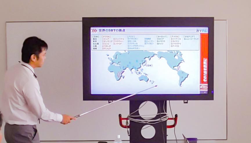 モニターにスライドを映しご説明します。ご参加いただいた方からは、「中古車輸出のことが良く分かった」「分かり易いセミナーだった」など、大変好評をいただいております。